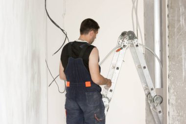 İnşaat kavramı. Bir elektrikçi