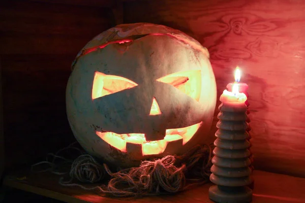 Concepto de Halloween. Calabaza ardiente. Asusta y asusta — Foto de Stock