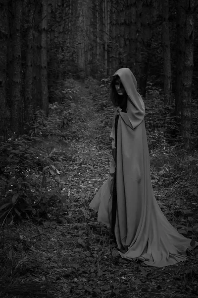 Concept d'Halloween. Une sorcière en robe noire — Photo