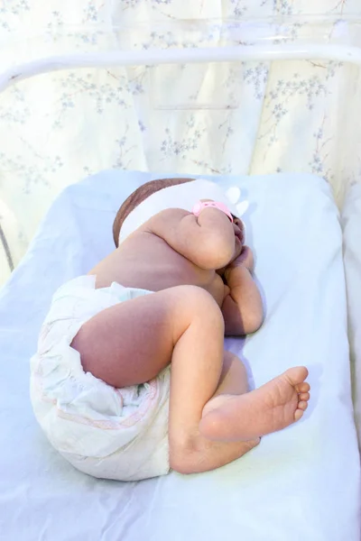 Icterícia de recém-nascidos. Uma criança sob uma foto — Fotografia de Stock