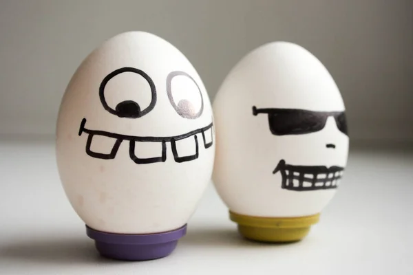 Huevos alegres. fresco con gafas — Foto de Stock