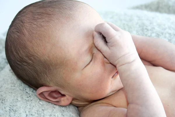 Un bebé es bautizado. Un concepto de fe — Foto de Stock