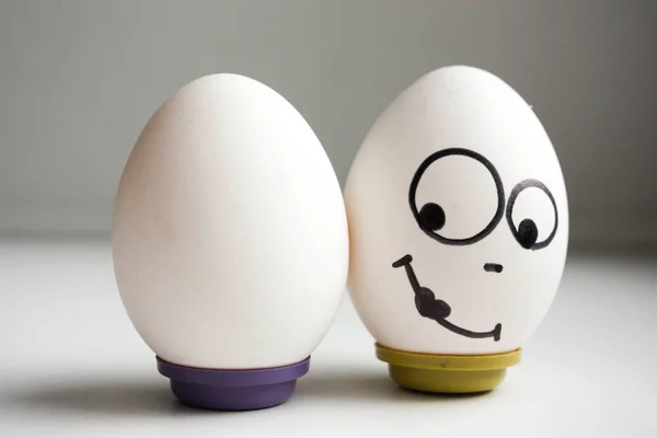 Vicces vicces tojások. két tojást, kiegyensúlyozott — Stock Fotó