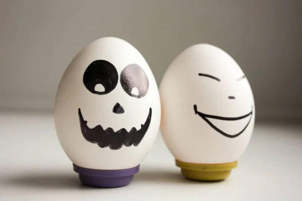 Grappige grappige eieren. twee eieren voor halloween — Stockfoto