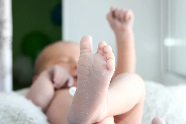 Criança recém-nascido alegria do bebê. mãos para cima-bom — Fotografia de Stock