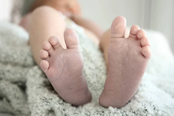 Bébé nouveau-né jambes de bébé. petit nouveau — Photo