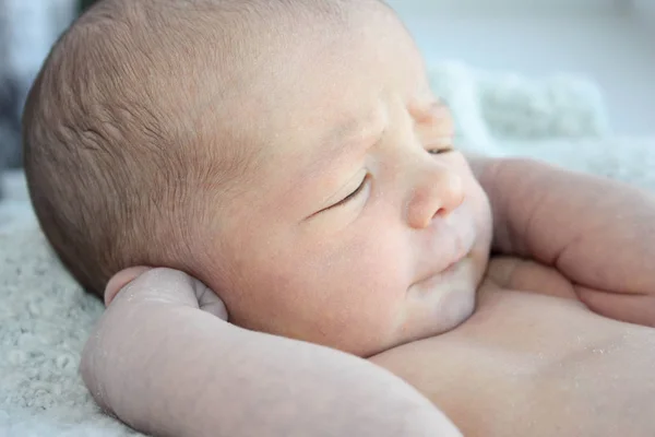 Observe the silence of the concept. baby newborn closed his ears. a little one just born — Stock Photo, Image