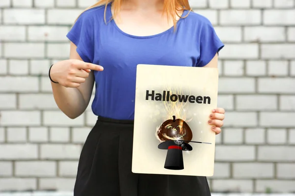 Halloween. ragazza che tiene un segno con un'iscrizione — Foto Stock