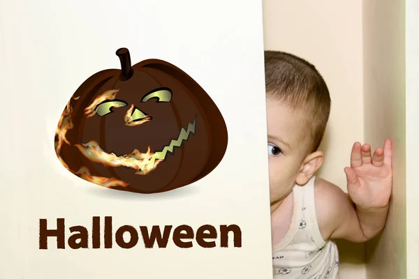 Halloween. el chico se esconde en el armario —  Fotos de Stock