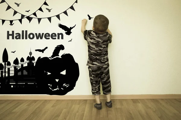 Halloween. the boy draws on the wall — Stock Photo, Image