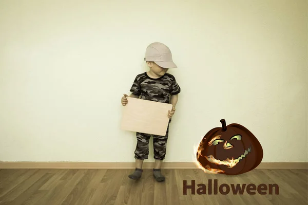 Halloween. chico en la pared con un vacío — Foto de Stock