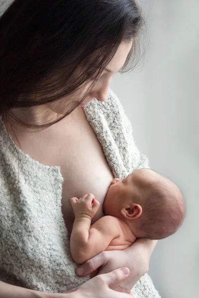 Qui allaitent. maman et bébé — Photo