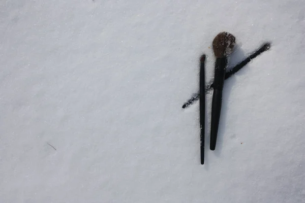 Cepillos cosméticos en invierno nieve —  Fotos de Stock