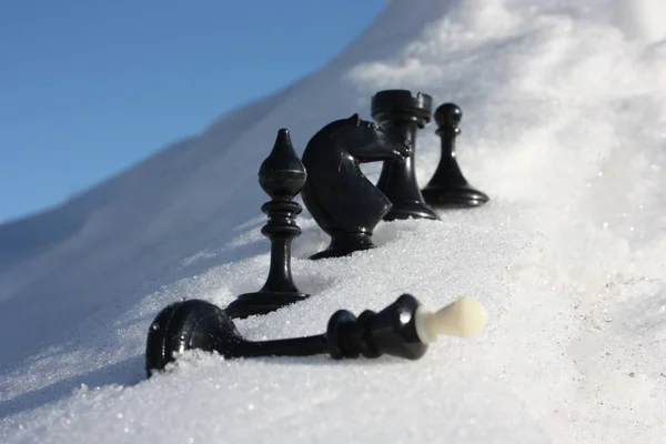 Šachové figurky jsou černé v bílé závěji — Stock fotografie
