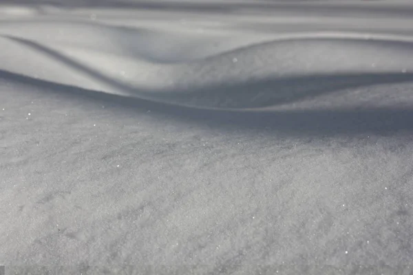 Schneeverwehungen im Wald. Winterlandschaft — Stockfoto