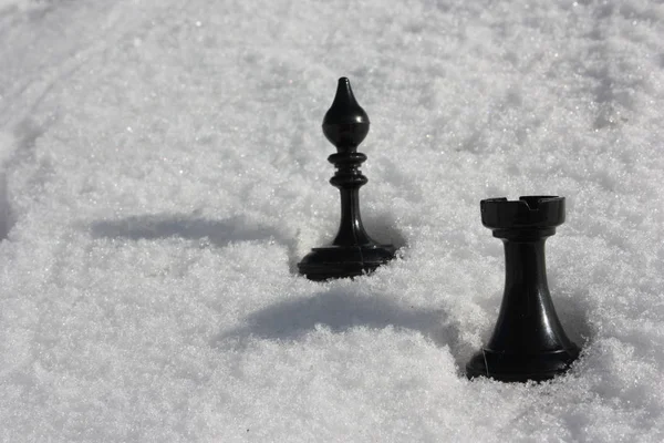 Šachy ve sněhu. černé postavy na bílém — Stock fotografie