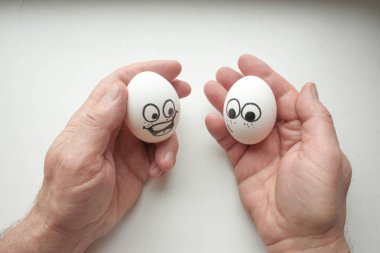 aşk kavramı. ellerinde komik yumurta