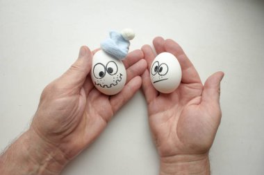 grip kavramı. bir şapka ve eller komik yumurta.