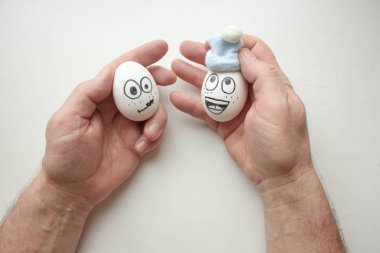 Sağlık ve grip kış konsepti. komik yumurta