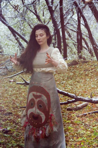 Conceito de Halloween. a bruxa na floresta — Fotografia de Stock