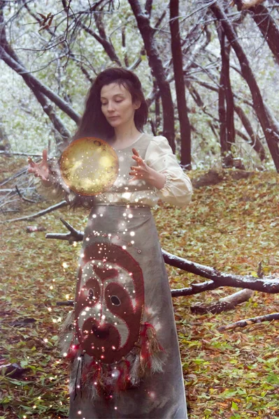 万圣节的概念。树林里的女巫 — 图库照片