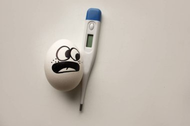 hastalık sıcaklık kavramı. üzgün yumurta korku