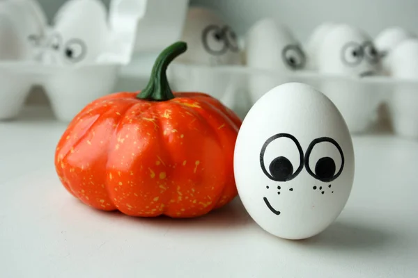 Concepto de Halloween. huevos divertidos con una sonrisa —  Fotos de Stock