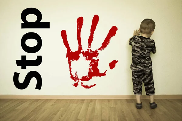 Stoppa barnmisshandel i begreppet familj. Pojke — Stockfoto