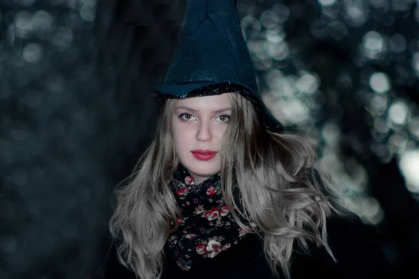 Retrato de bruxa do Dia das Bruxas. bonito bonito — Fotografia de Stock