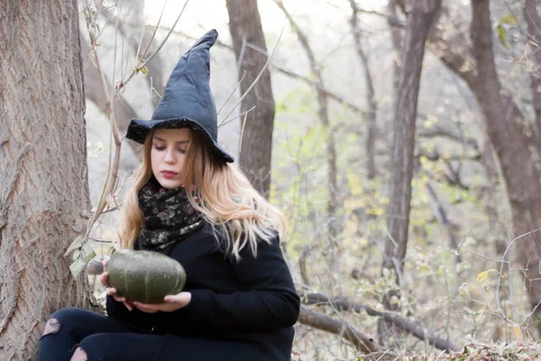 Abstraktes Konzept zu Halloween. eine Hexe mit — Stockfoto