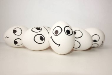 bir beyaz bir yüz ile gülümseyen komik yumurta