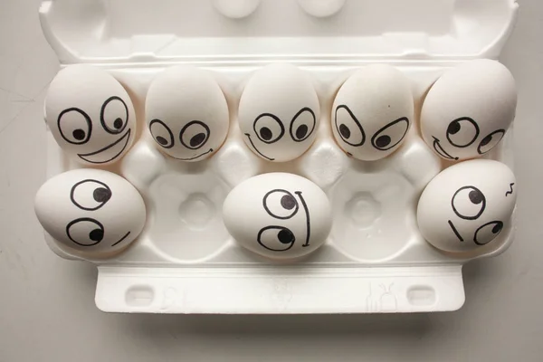 Lachende grappige eieren met een gezicht op een wit — Stockfoto