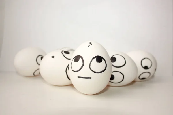 Huevos divertidos con una cara en — Foto de Stock