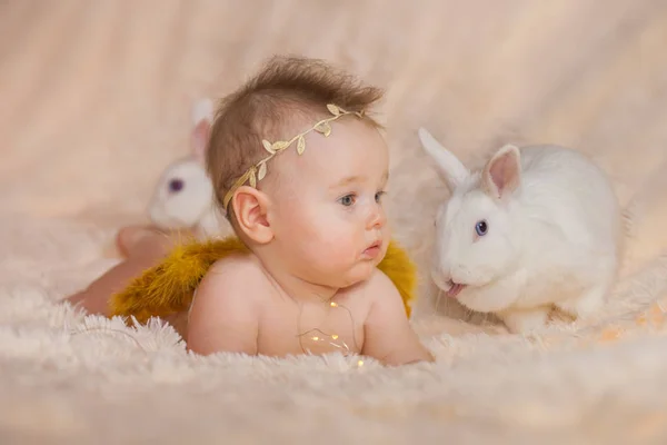 Ангел дитина і м'який кролик. незвичайний — стокове фото