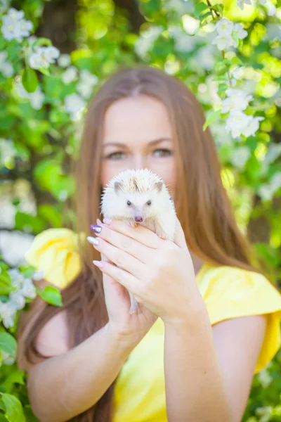 Mooi meisje in bloeiende bloemen en Afrikaanse — Stockfoto