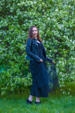 Çiçek açan uzun etekli güzel kız.