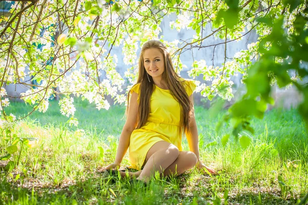 Güzel ve çekici bir kız. Güzel bir gülümsemesi var.