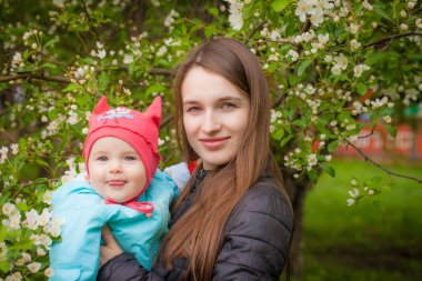 Çiçek açan elma ağacında güzel bir kız. bahar