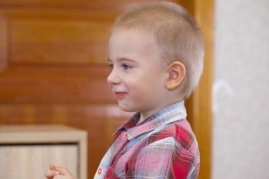 Küçük bebek ve portakallar. Vitaminler