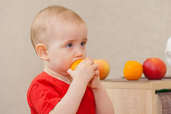 Petit bébé et oranges. Vitamines pour — Photo