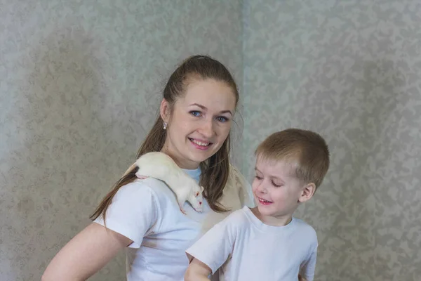 Belle fille et enfant avec un rat blanc sur l'épaule. Symbole — Photo