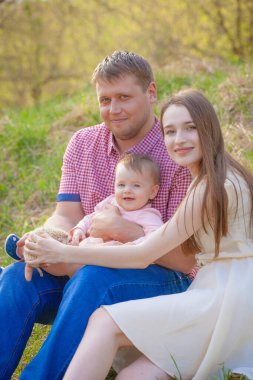 Mutlu aile kavramı. Yürüyüş için güzel bir aile.