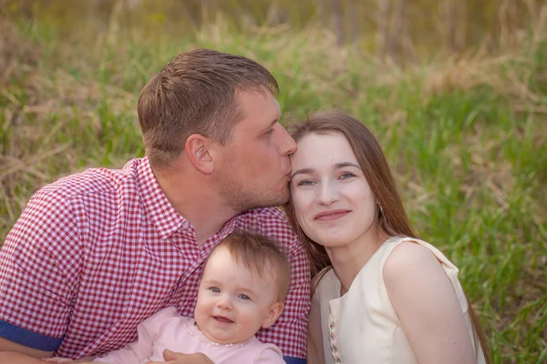 The concept of a happy family. Beautiful family posing for a walk. — Stock Photo, Image