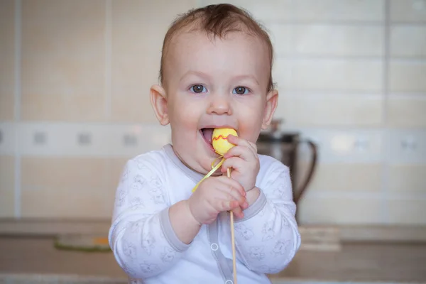子供はケーキを食べて顔をしかめる かわいい赤ちゃんと食欲 — ストック写真