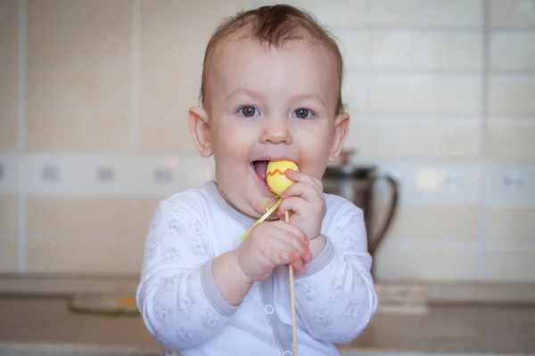 Criança Come Bolo Borra Rosto Bebê Bonito Apetite — Fotografia de Stock