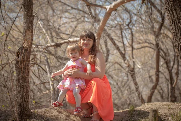 Mutter Mit Tochter Frühlingsrasen Familienurlaub Park — Stockfoto