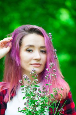 Merhaba Spring! Geyik ve çiçeklerin arasında ahududu saçlı güzel bir kız. Bahar rüyası