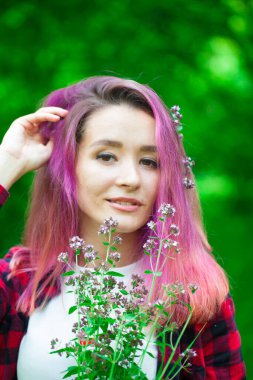 Merhaba Spring! Geyik ve çiçeklerin arasında ahududu saçlı güzel bir kız. Bahar rüyası