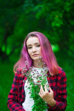 Merhaba Spring! Geyik ve çiçeklerin arasında ahududu saçlı güzel bir kız. Bahar rüyası