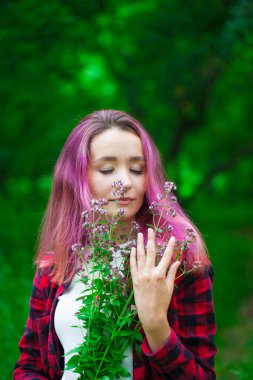 Merhaba Spring! Geyik ve çiçeklerin arasında ahududu saçlı güzel bir kız. Bahar rüyası